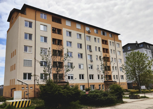 🏡 EXKLUZÍVNE | Veľkometrážny 4-izbový byt s loggiou, parkovaním a panoramatickým výhľadom – Lučenec, Opatová