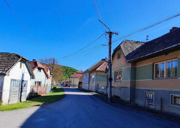 Vidiecky dom s čarom prírody a slnečným pozemkom v Slanej Lehote