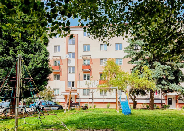 Veľkoryso riešený 3-izbový tehlový byt s výbornou polohou pri centre mesta – Lučenec
