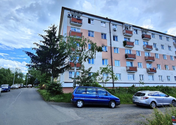 2-izbový byt s balkónom v tehlovom bytovom dome – vytvorte si bývanie podľa vlastných predstáv