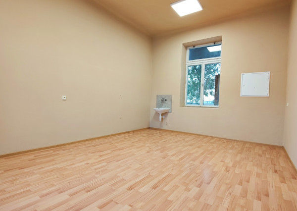Priestor pre ambulanciu, kanceláriu či služby v centre mesta s vlastným parkovaním