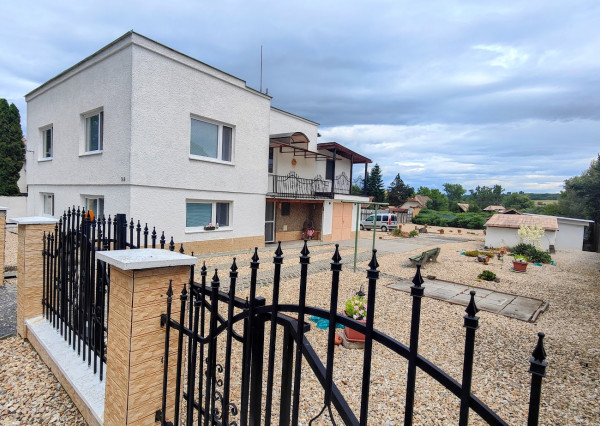 Kompletne zrekonštruovaný 2-podlažný rodinný dom s veľkým pozemkom a dokonalým súkromím – Hrnčiarska Ves