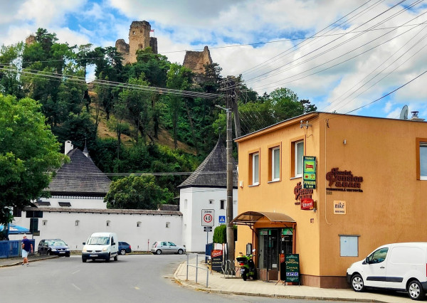 🏰 Zabehnutý penzión s pohostinstvom a terasou pod Divínskym hradom - investícia pri vodnej nádrži Ružiná