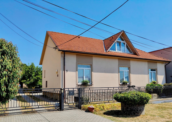 Veľkorysý rodinný dom v Haliči – 1 378 m², nádherná záhrada, 2 garáže