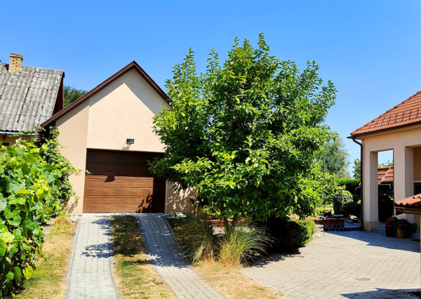 Veľkorysý rodinný dom v Haliči – 1 378 m², nádherná záhrada, 2 garáže