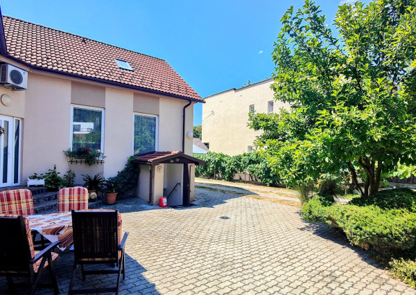 Veľkorysý rodinný dom v Haliči – 1 378 m², nádherná záhrada, 2 garáže