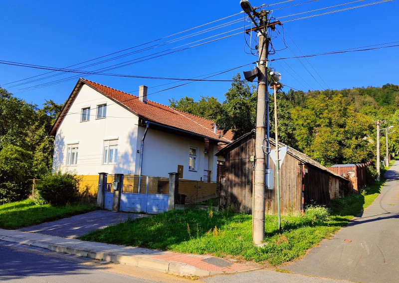 Lovinobaňa: DOM SNOV pod lesom s rozľahlým slnečným pozemkom - fotografia 1