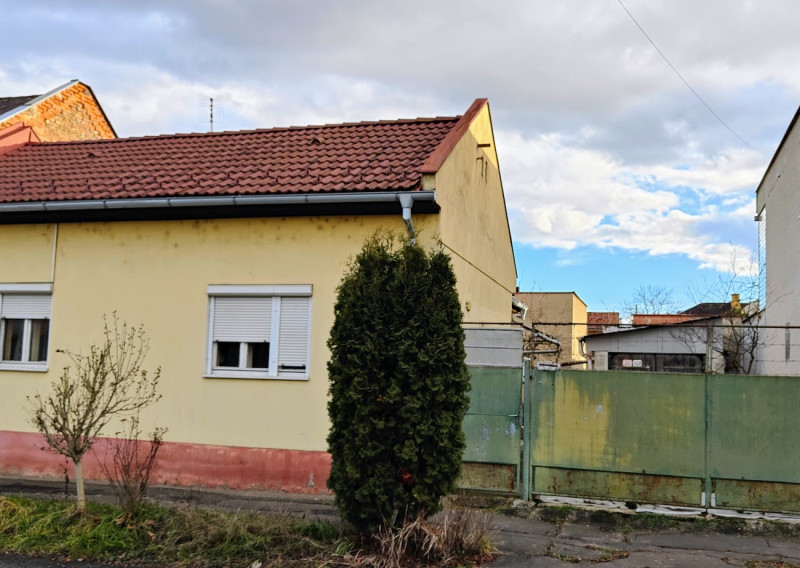 Prízemný rodinný dom s prístavbou v blízkosti parku - fotografia 1