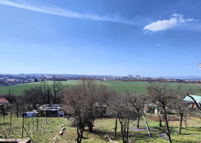 🌿 Slnečná záhrada s rozostavanou dvojpodlažnou chatou a krásnym výhľadom - fotografia 2