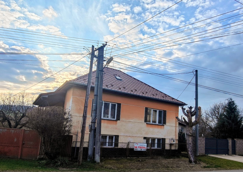 Rodinný dom s výbornou dispozíciou a udržiavaným slnečným pozemkom – Uhorské - fotografia 1