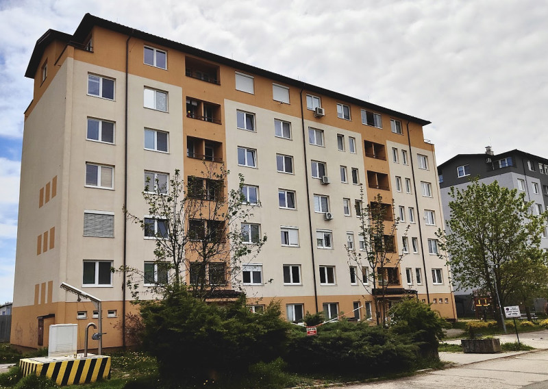 🏡 EXKLUZÍVNE | Veľkometrážny 4-izbový byt s loggiou, parkovaním a panoramatickým výhľadom – Lučenec, Opatová - fotografia 1