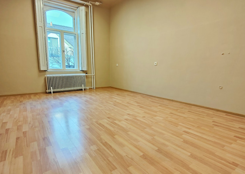 Priestor pre ambulanciu, kanceláriu či služby v centre mesta s vlastným parkovaním - fotografia 1
