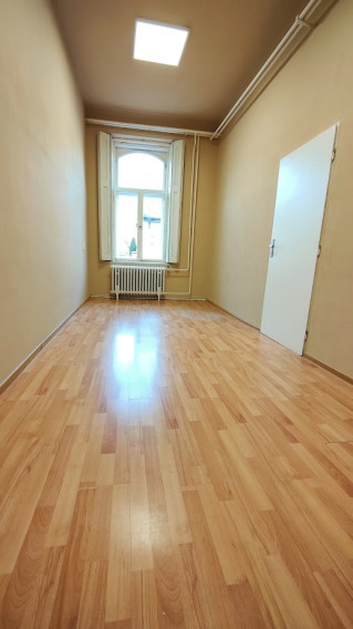 Priestor pre ambulanciu, kanceláriu či služby v centre mesta s vlastným parkovaním - fotografia 3