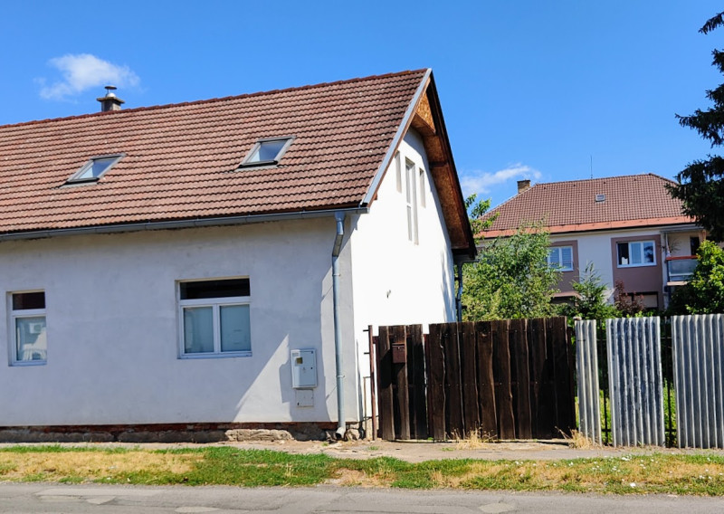 🏡 Rodinný dom s obytným podkrovím v centre Lučenca - fotografia 1