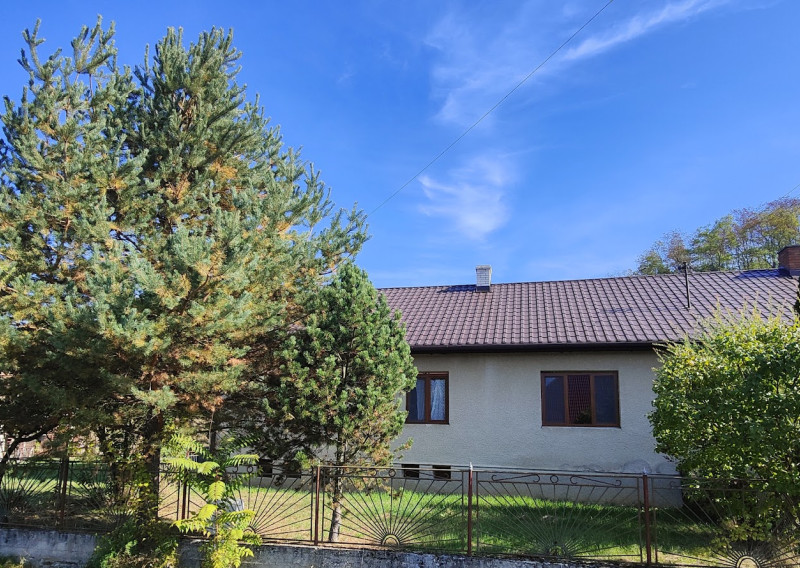 Pokojné bývanie pri agátovom lese – dom s rozľahlým pozemkom - Radzovce pri Obručnej - fotografia 1