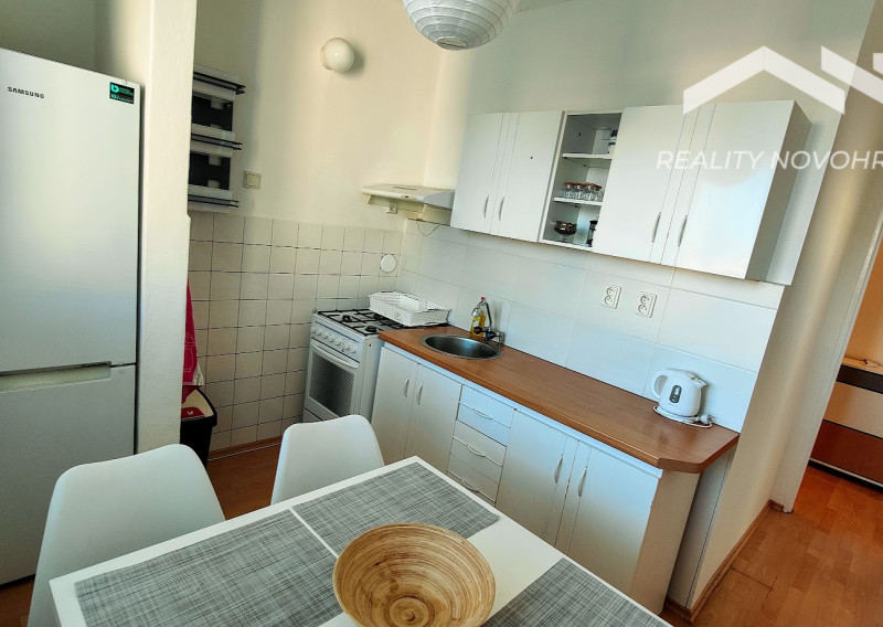 Vkusne zariadený 2,5-izbový byt s balkónom na prenájom – Lučenec - fotografia 2